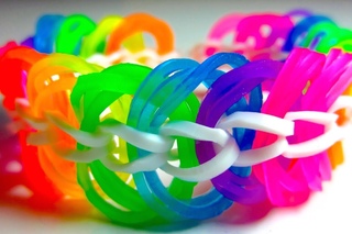 Плетем очень простой, но очень эффектный браслет из резиночек Rainbow Loom