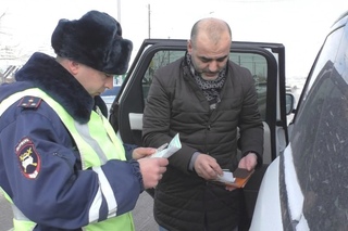 В Омске гаишники проверили, как водители пропускают скорые