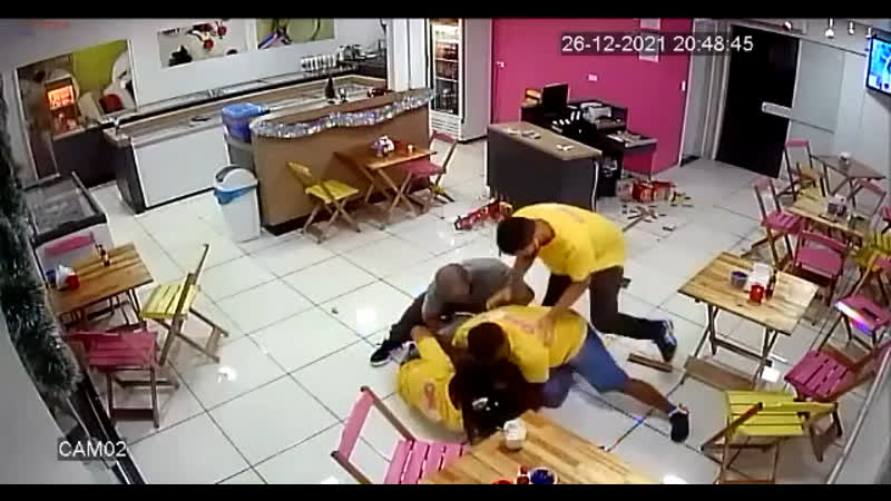 Грабитель зашёл в кафе с целью ограбления, но был избит