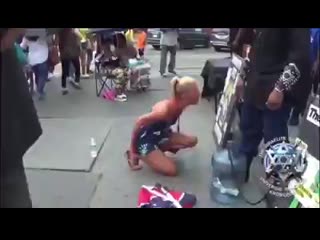 Типичный подкаблучник. Унижения м. Подкаблучник фото. Целует ноги. Унижения м.