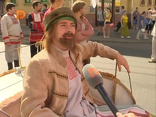 В Костроме праздничные мероприятия начались с театрализованного шествия