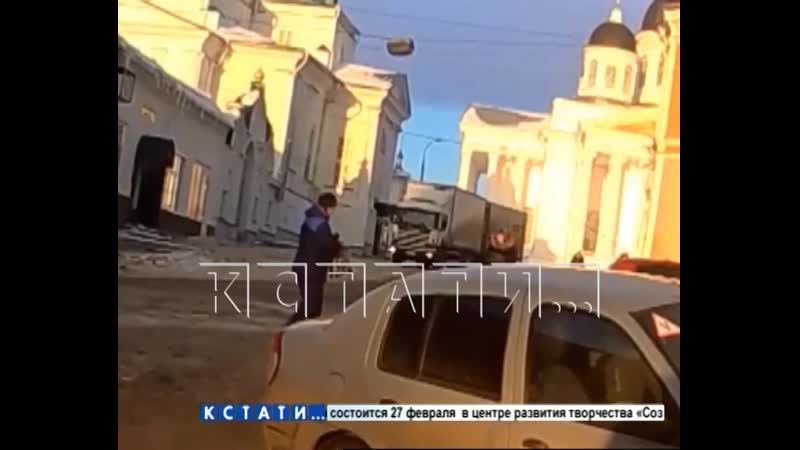 Фура, припаркованная на горе, сорвалась с тормозов и стала