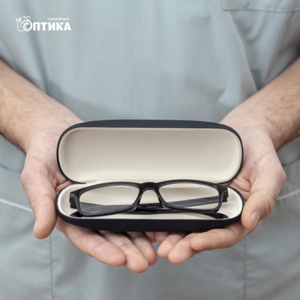 Куда ложат очки. Очки в футляре. Куда ложат очки. Куда ложат очки. Куда класть очки в машине.