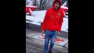 В Донском парень станцевал на мемориале