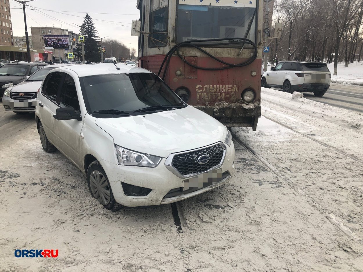 В Орске в районе остановки "Тагильская" белый Datsun не уступил дорогу трамваю службу пути Это картинка