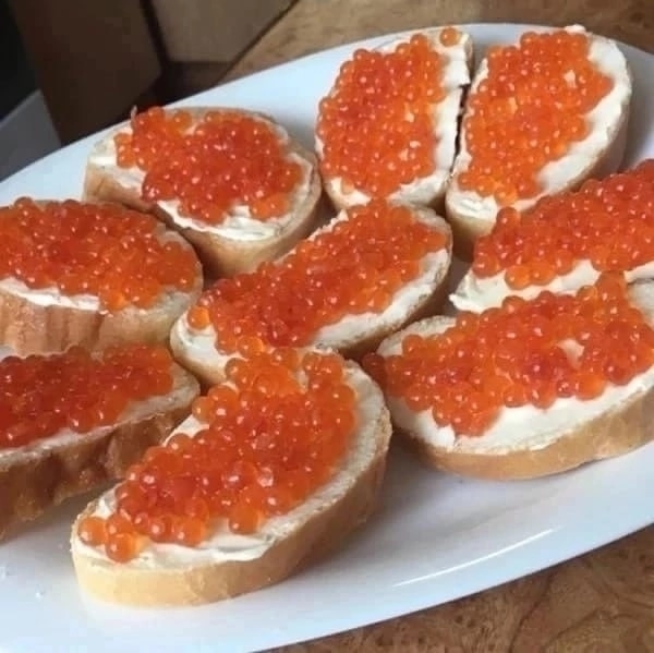 Бутерброд с красной икрой и маслом фото Бутерброд с красной икрой и маслом фото