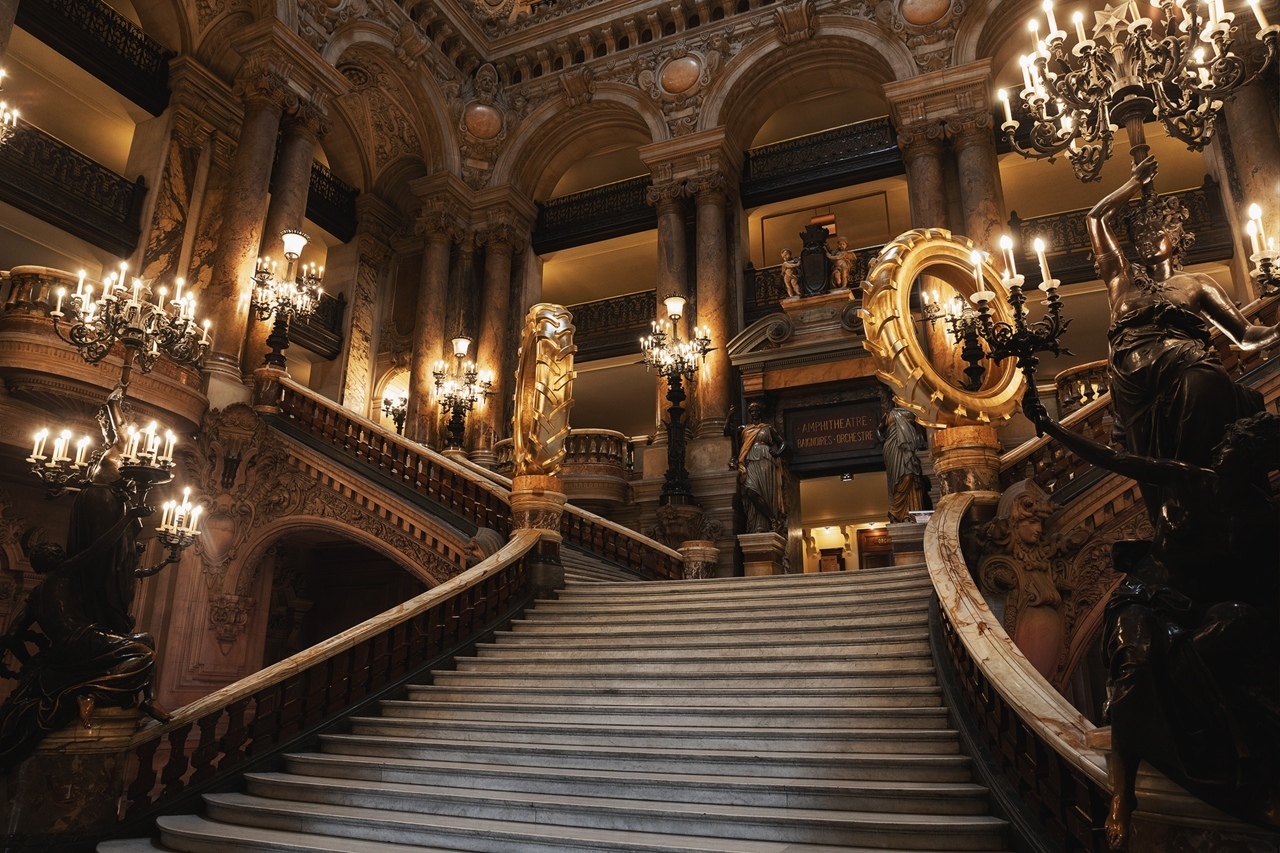 Пока вся Европа закрыта для москвичей, приглашаем прогуляться по Гранд-Опера в Париже, куда так любили ездить дворяне Императорской России.