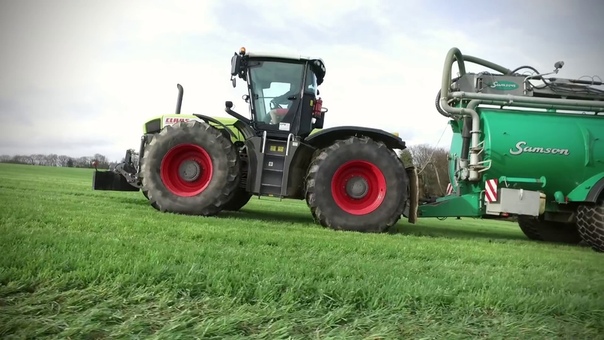 CLAAS XERION I SAMSON PG25 I Spreading