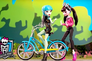 Frankie Stein Learns How to Ride a Bike | Fangtastic Fall Series | Monster High