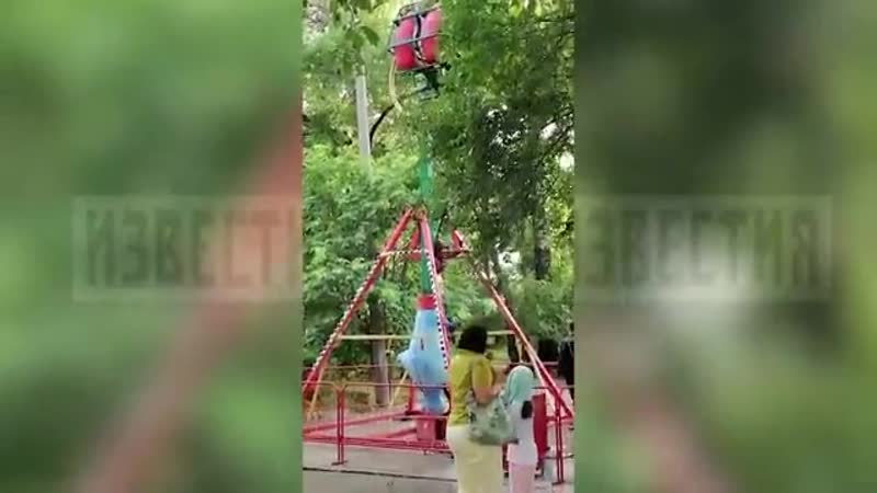 Девочка повисла вниз головой на опасном