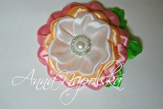 Яскрава квітка канзаши. Яркий цветок своими руками. Bright flower kanzashi